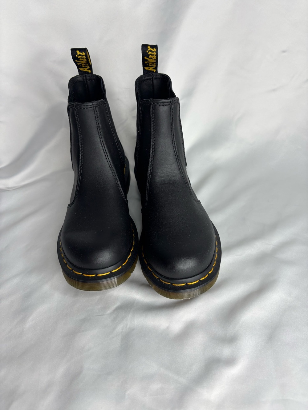 Dr. Martens 2976 Chelsea boots in black  WOMEN-6 ( like new)